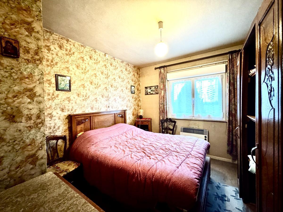 A rénover semi indiv. 3ch jardin garage + potentiel terrain de + de 600m2 : 239 000 Euros