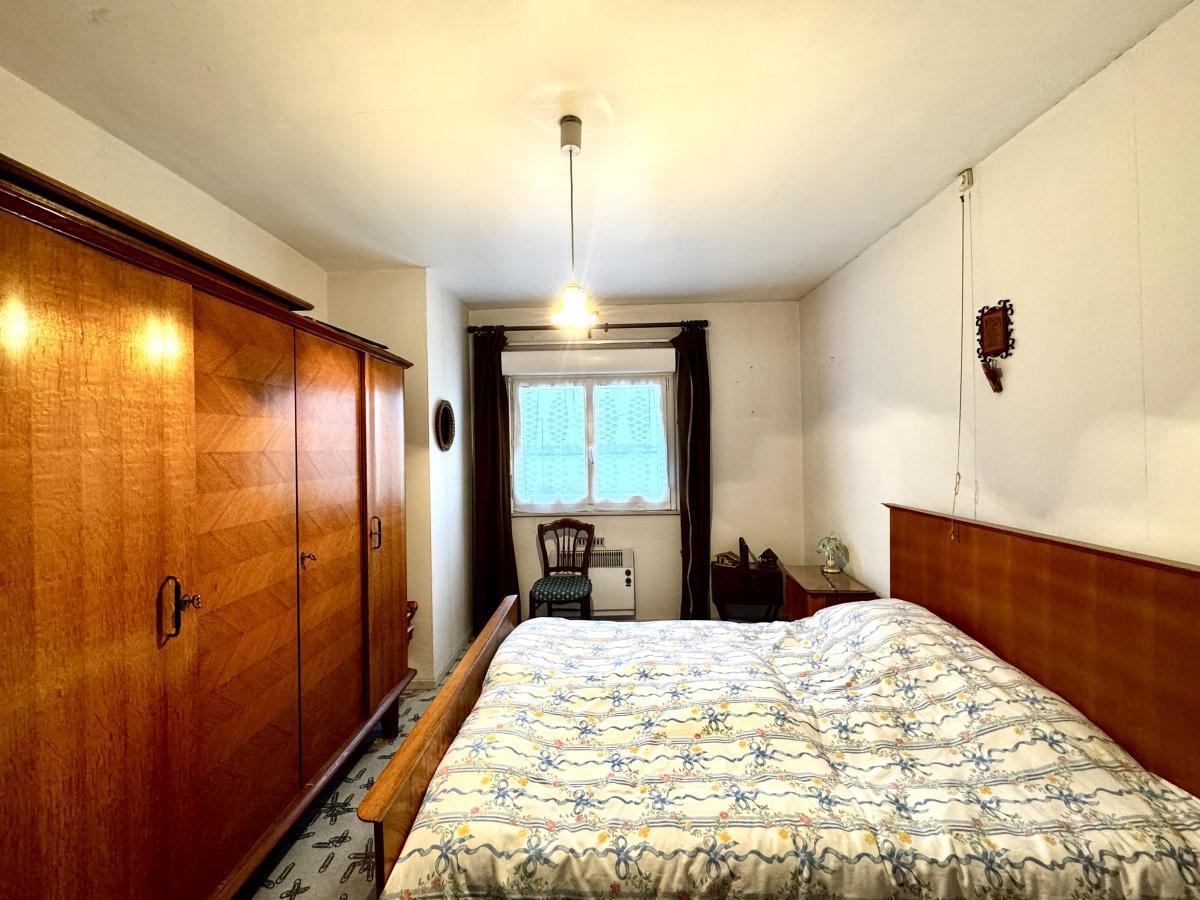 A rénover semi indiv. 3ch jardin garage + potentiel terrain de + de 600m2 : 239 000 Euros