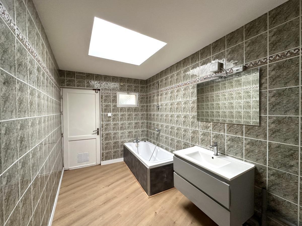 Centre ville maison rénovée 2 ch - cour + potentiel 175000€ HAI