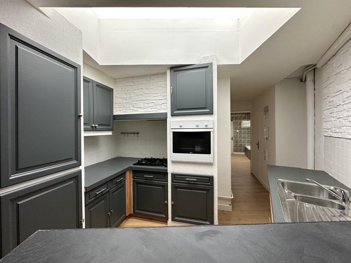 Centre ville maison rénovée 2 ch - cour + potentiel 175000€ HAI