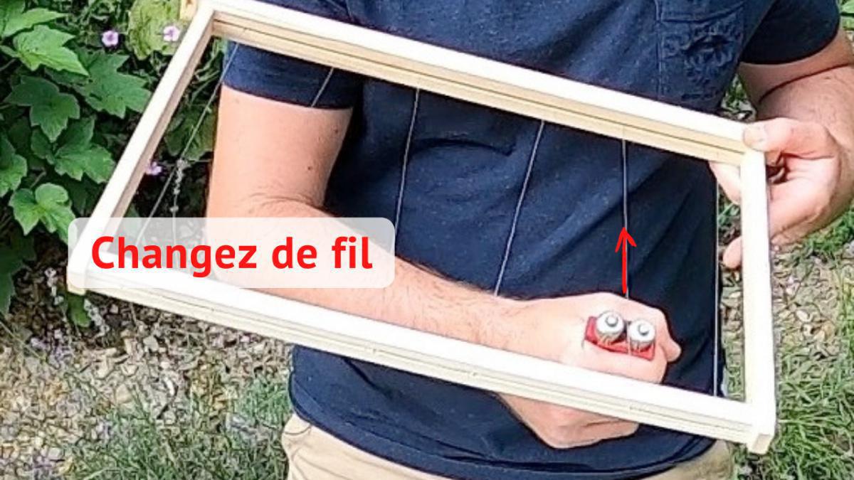 Comment tendre/ retendre les fils d'un cadre de ruche ? Comment tendre/ retendre les fils d'un cadre de ruche ?