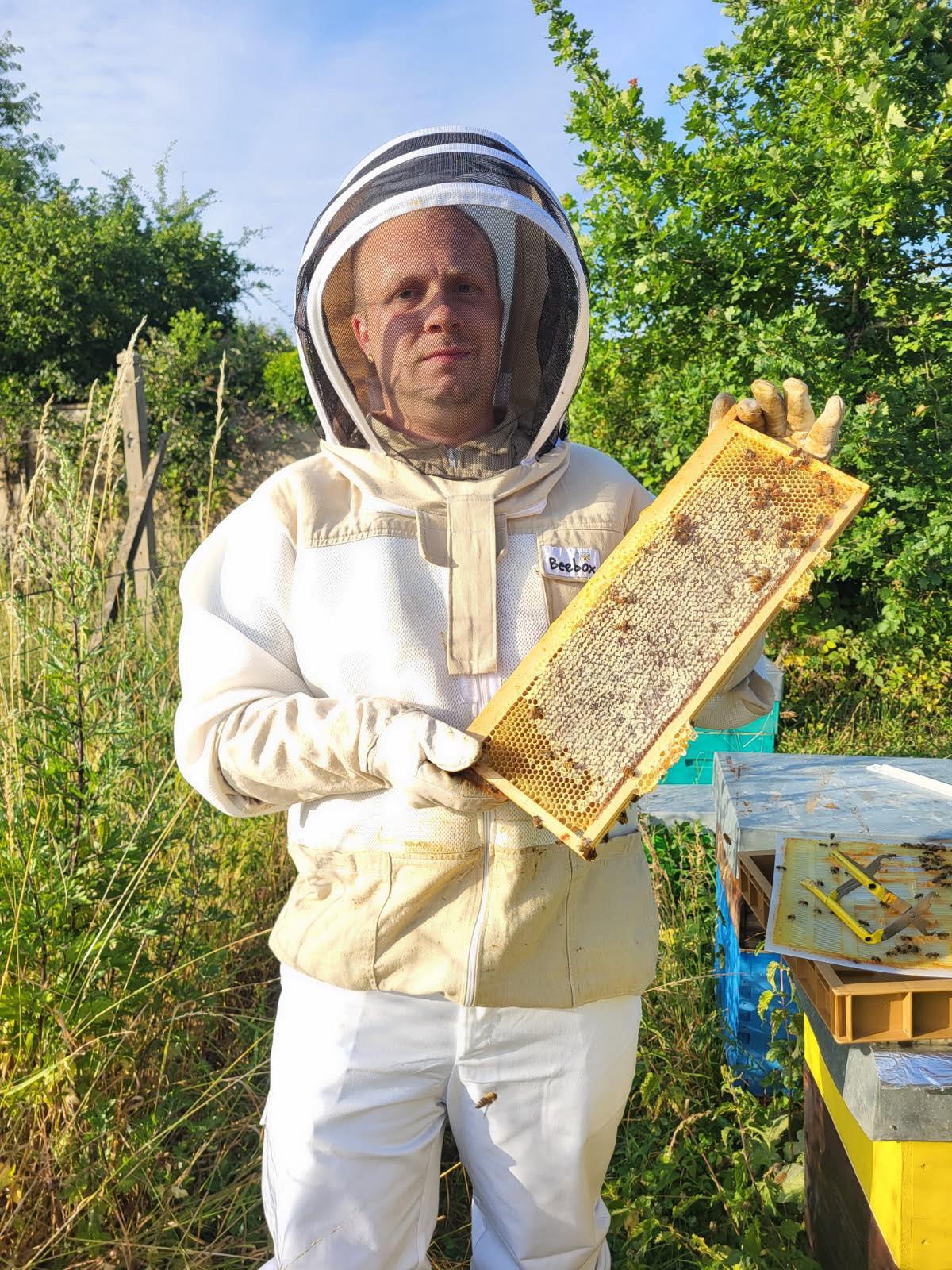 Nicolas et ses abeilles Nicolas et ses abeilles