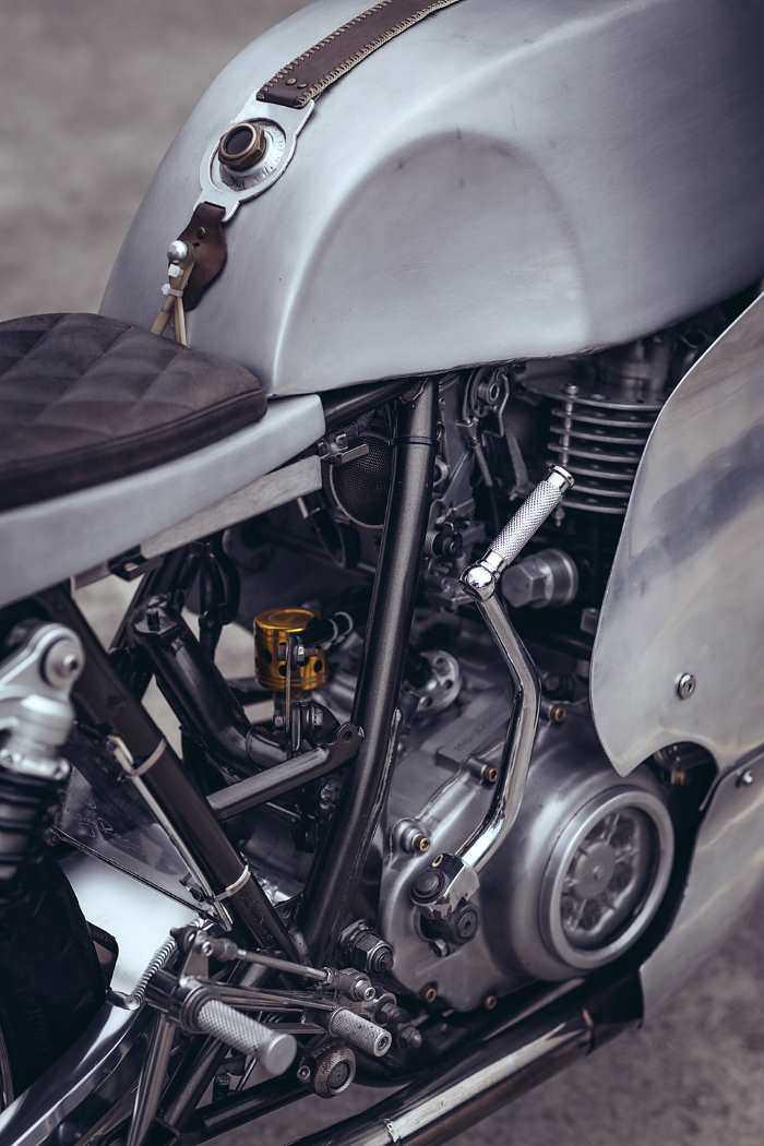 The Yamaha SR400 Cafe Racer: is it made by aliens?