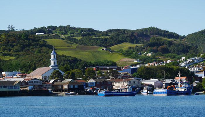 Chiloé, donde el Pacífico se hace leyenda.