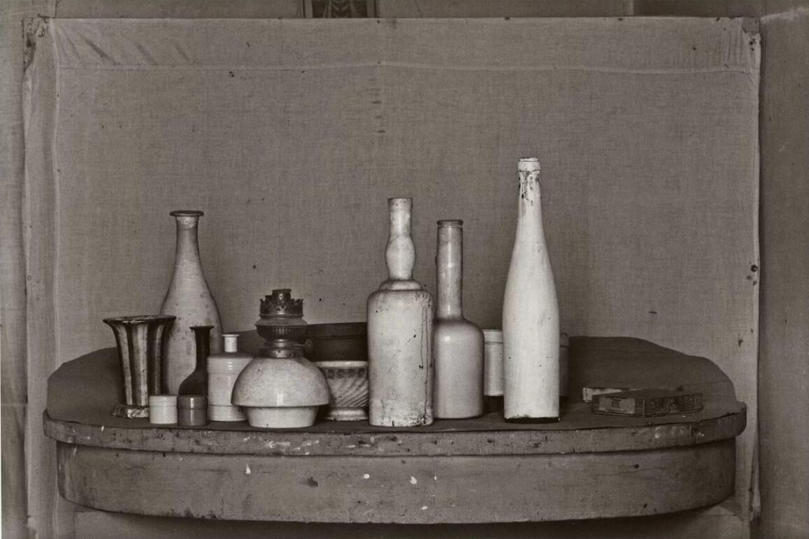 Gianni Berengo Gardin fotografa lo studio di Giorgio Morandi