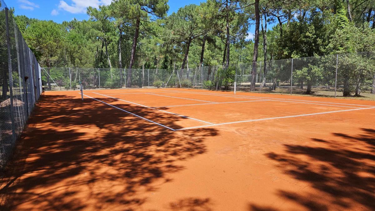 Un court de terre battue flambant neuf ! Un court de terre battue flambant neuf !