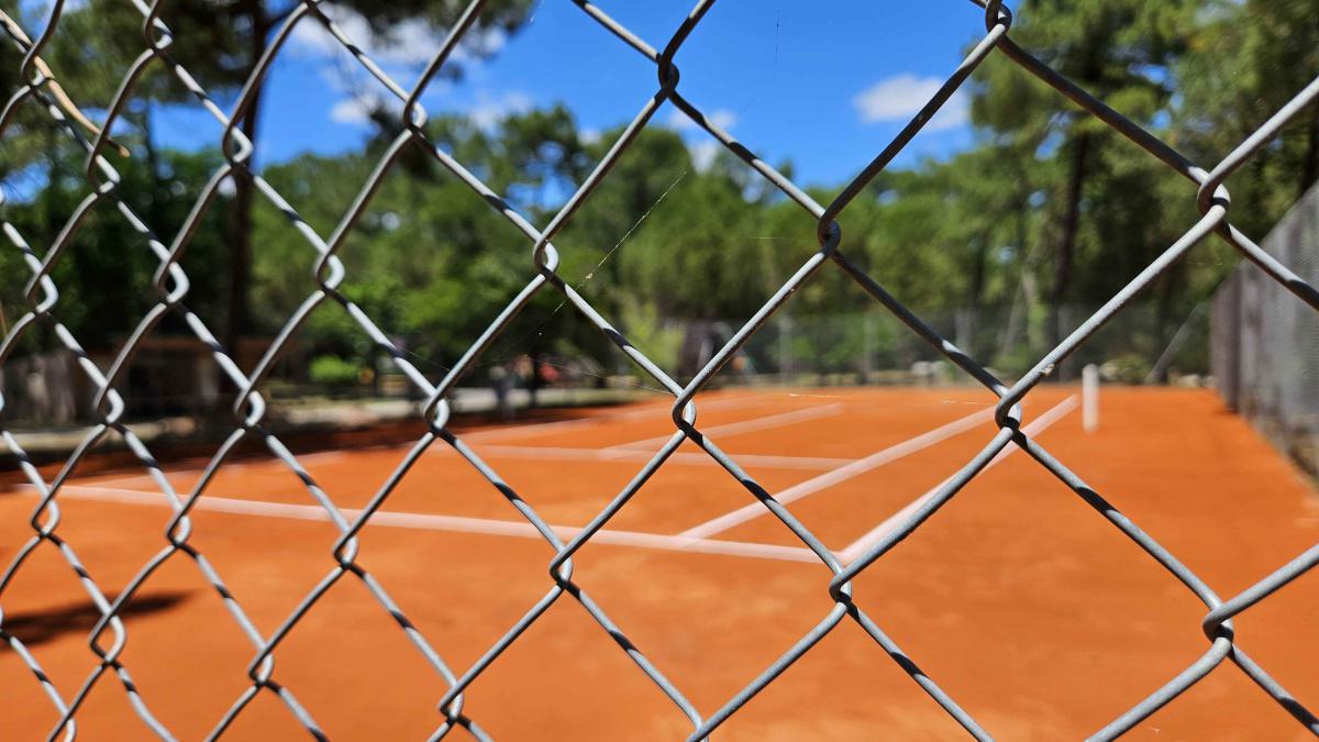 Un court de terre battue flambant neuf ! Un court de terre battue flambant neuf !