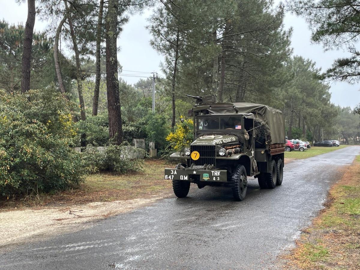 Des véhicules de l'armée américaine dans la Résidence. Des véhicules de l'armée américaine dans la Résidence.