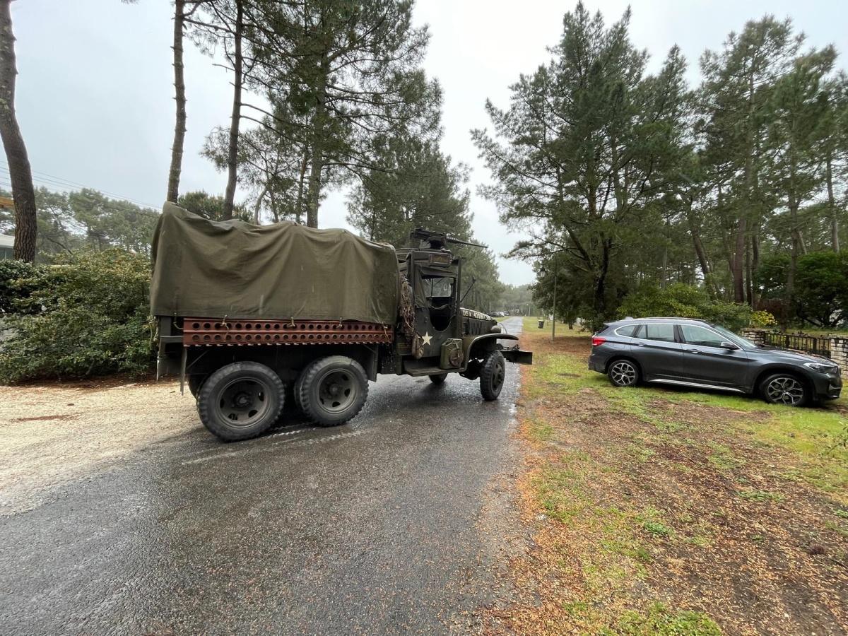 Des véhicules de l'armée américaine dans la Résidence.