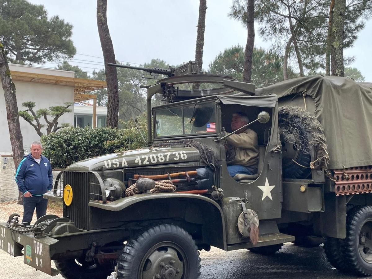 Des véhicules de l'armée américaine dans la Résidence.