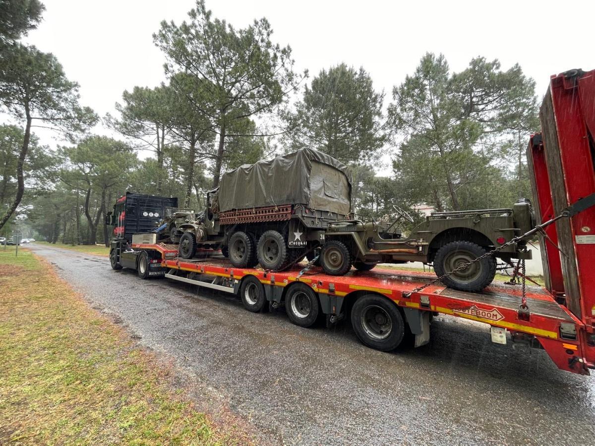 Des véhicules de l'armée américaine dans la Résidence.