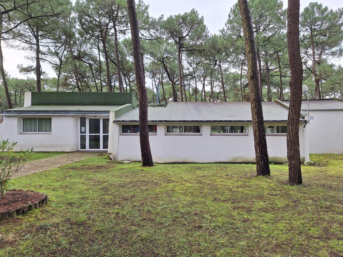 Pendant l'hiver, on bichonne les abords du Club.