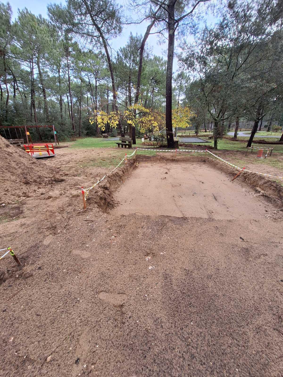 Pendant l'hiver, on bichonne les abords du Club. Pendant l'hiver, on bichonne les abords du Club.