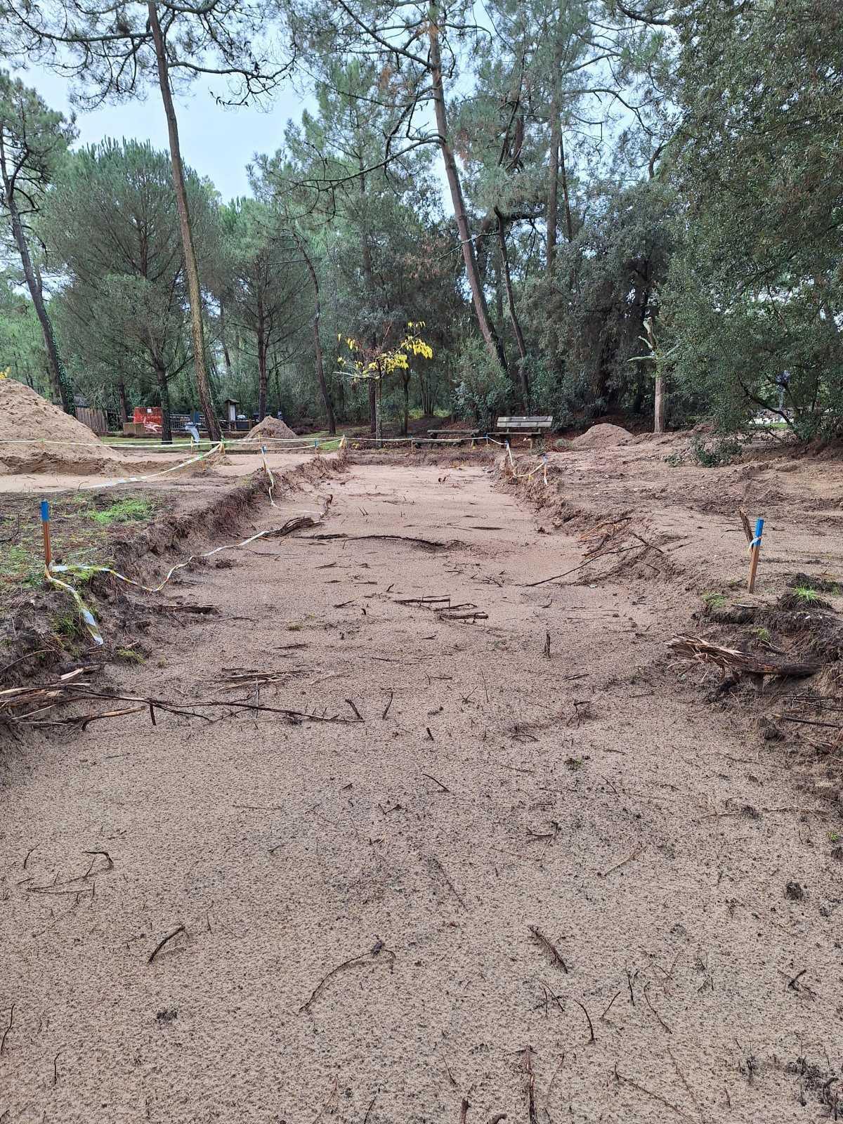 Pendant l'hiver, on bichonne les abords du Club.