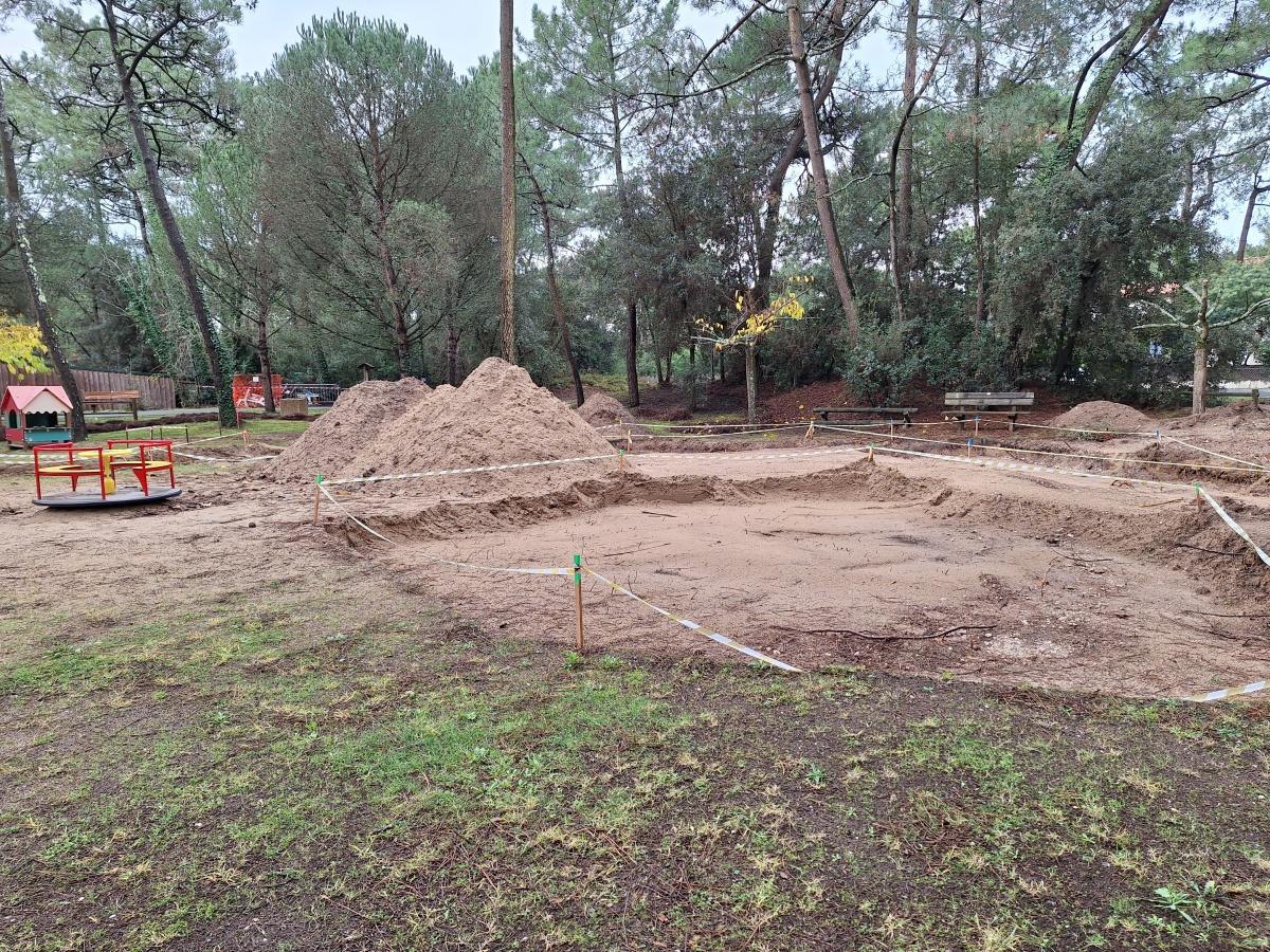 Pendant l'hiver, on bichonne les abords du Club.