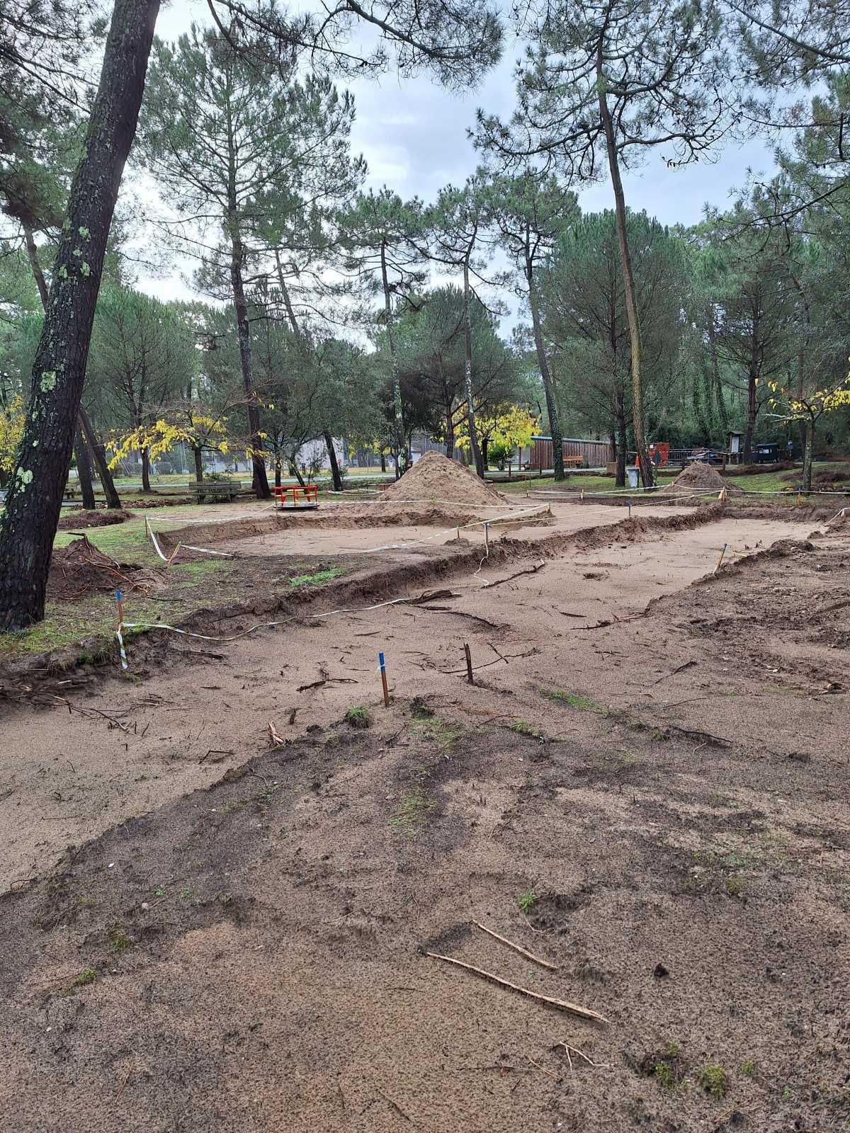 Pendant l'hiver, on bichonne les abords du Club.