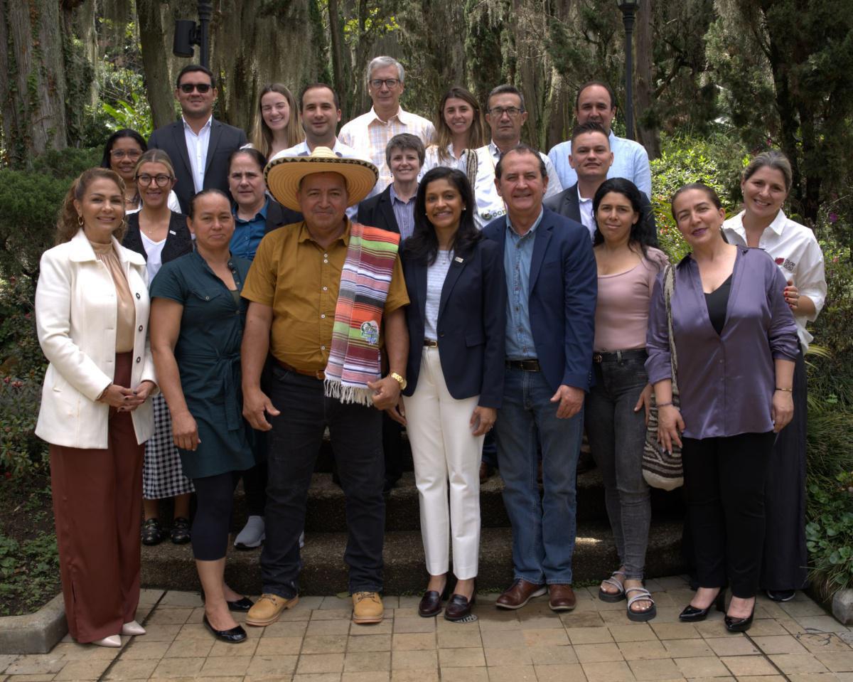 CERCA DE 900 FAMILIAS CACAOCULTORAS DE MUNICIPIOS AFECTADOS POR EL CONFLICTO PROVEERÁN CACAO SOSTENIBLE A IMPORTANTES EMPRESAS ANTIOQUEÑAS CERCA DE 900 FAMILIAS CACAOCULTORAS DE MUNICIPIOS AFECTADOS POR EL CONFLICTO PROVEERÁN CACAO SOSTENIBLE A IMPORTANTES EMPRESAS ANTIOQUEÑAS