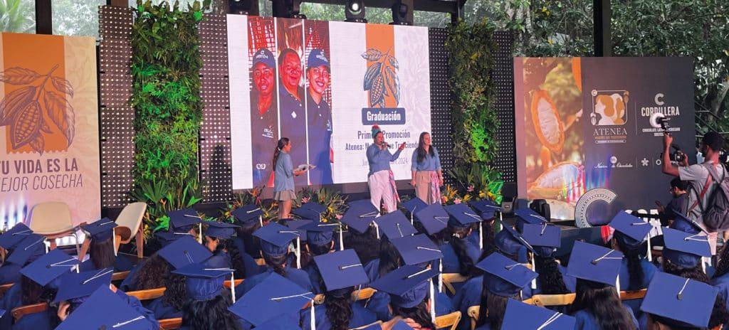 “Atenea, Mujeres que Trascienden” gradúa su primera cohorte en el Urabá antioqueño “Atenea, Mujeres que Trascienden” gradúa su primera cohorte en el Urabá antioqueño
