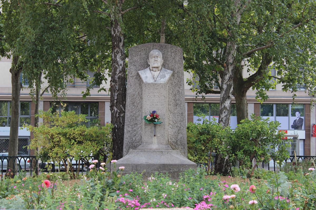 Place Ambroise Courtois Place Ambroise Courtois