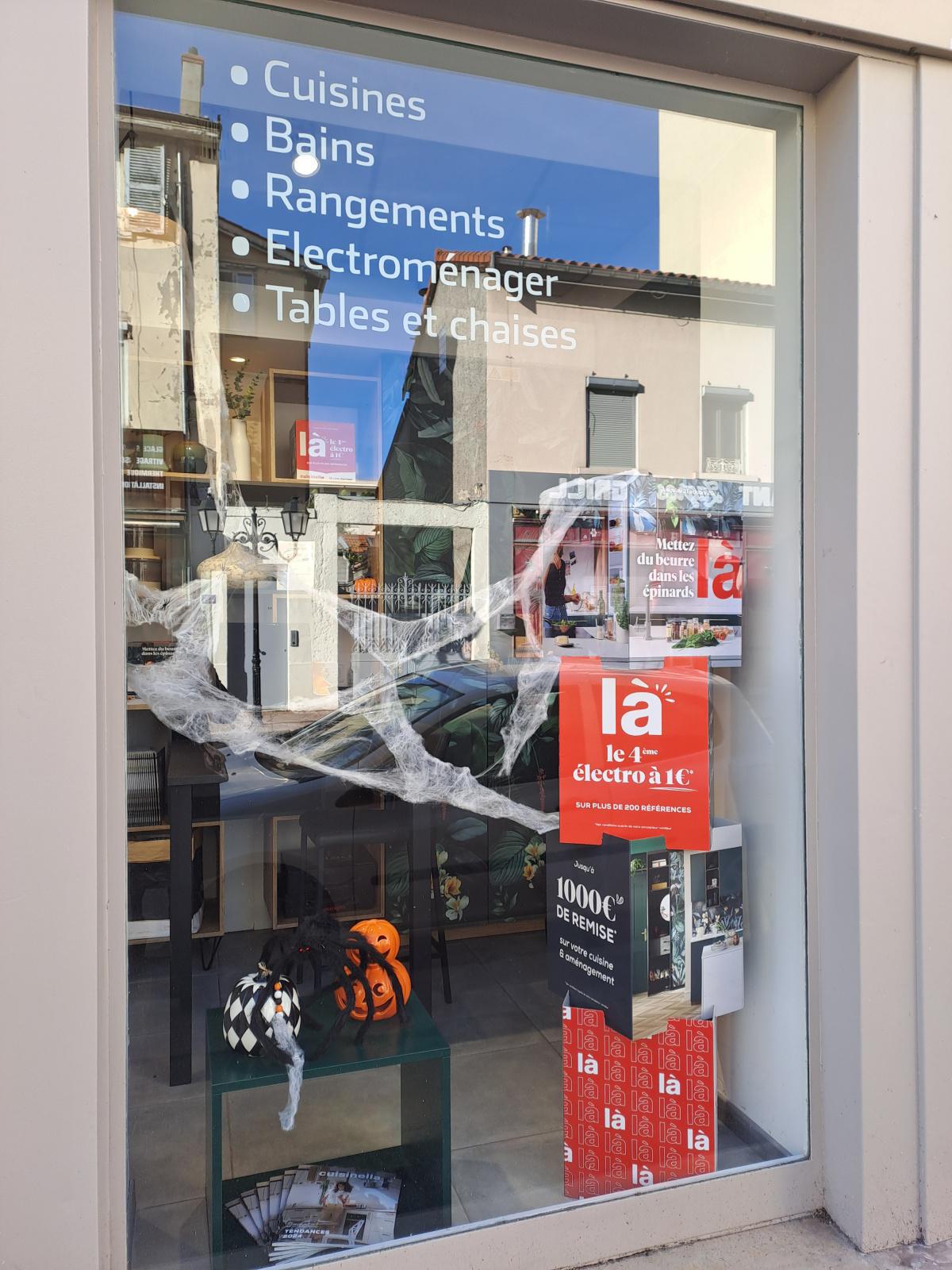 Les vitrines des commerces de Monplaisir aux couleurs d'Halloween part.1 Les vitrines des commerces de Monplaisir aux couleurs d'Halloween part.1