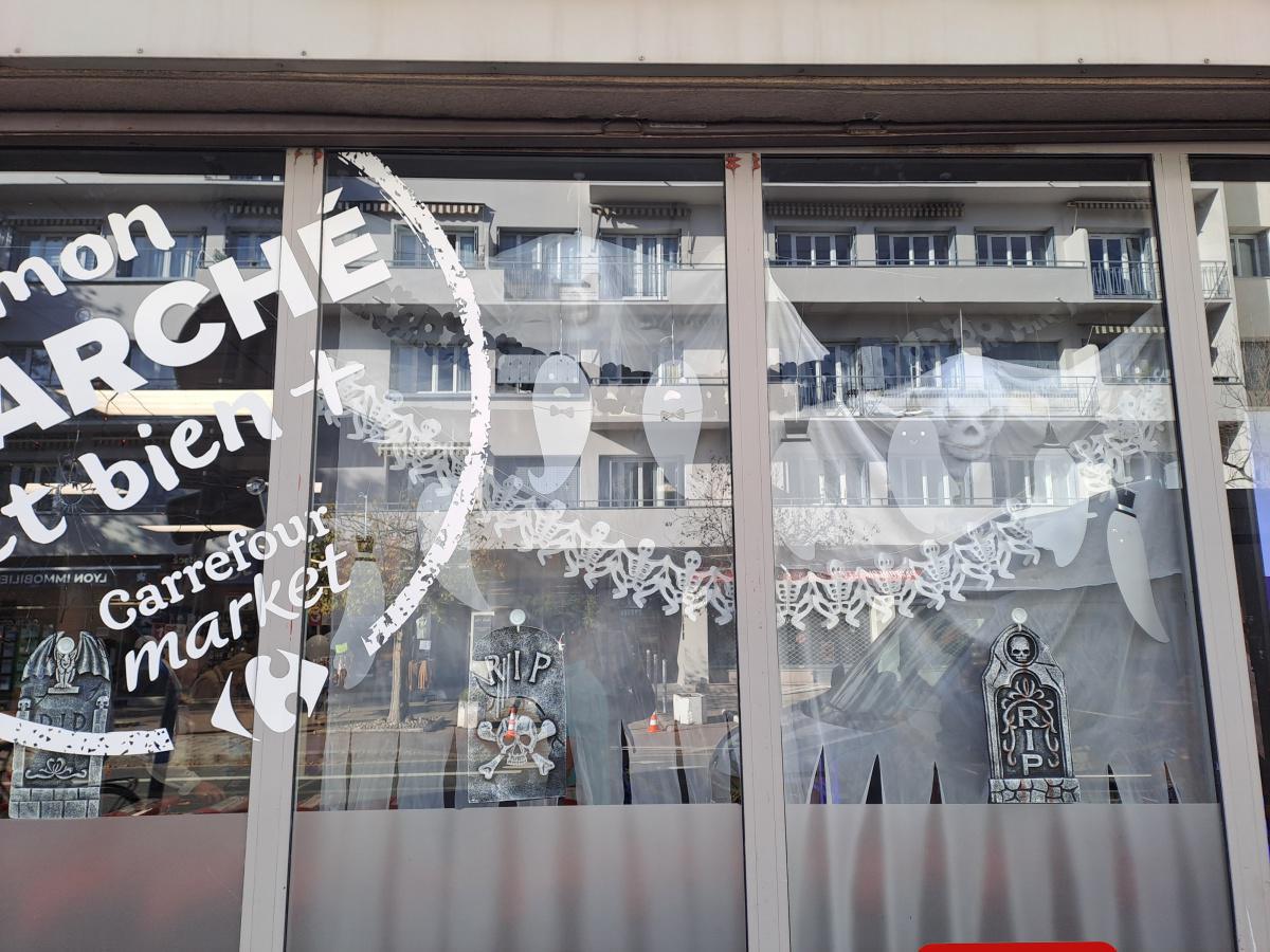 Les vitrines des commerces de Monplaisir aux couleurs d'Halloween part.1 Les vitrines des commerces de Monplaisir aux couleurs d'Halloween part.1