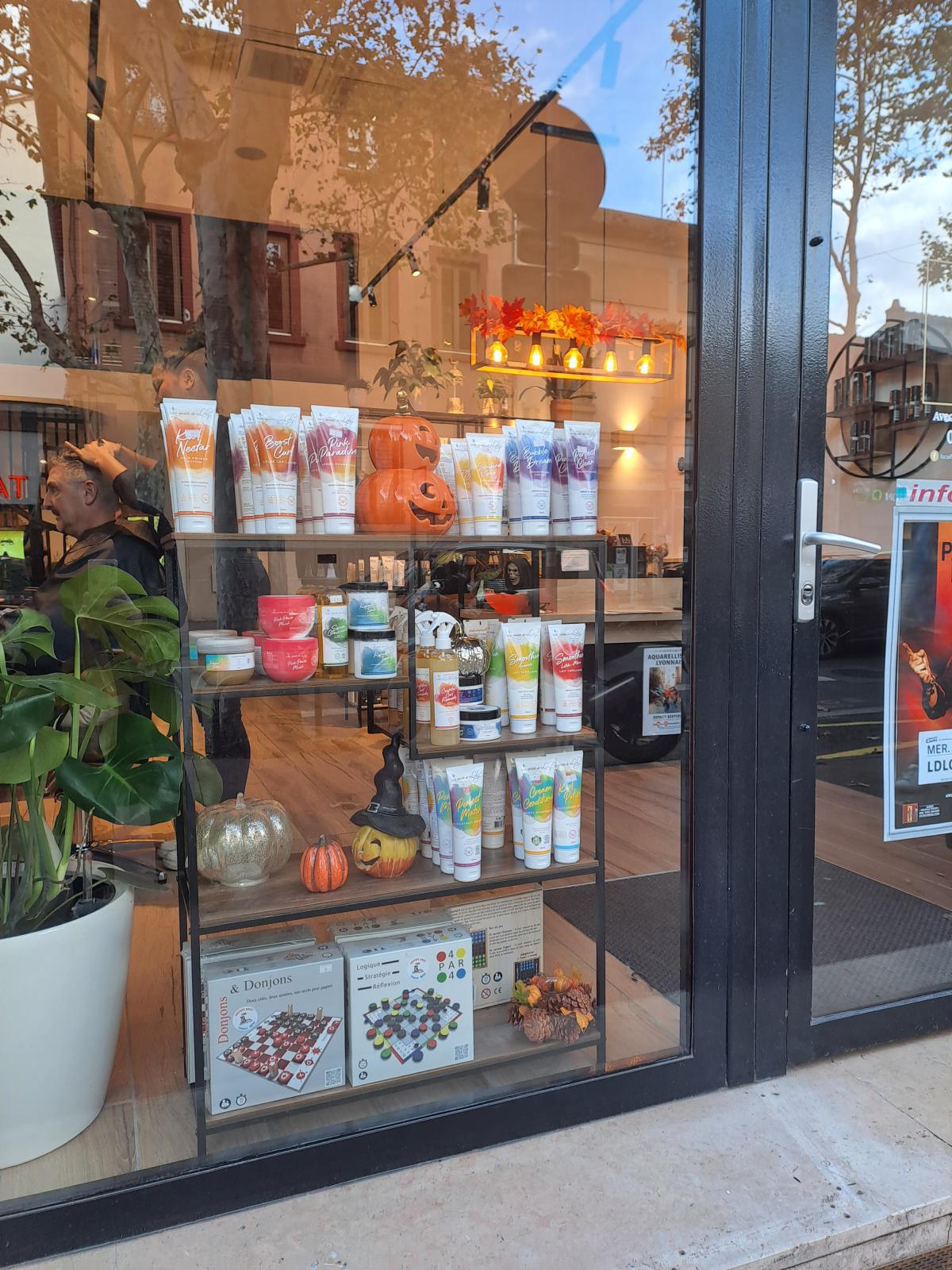 Les vitrines des commerces de Monplaisir aux couleurs d'Halloween part.1 Les vitrines des commerces de Monplaisir aux couleurs d'Halloween part.1