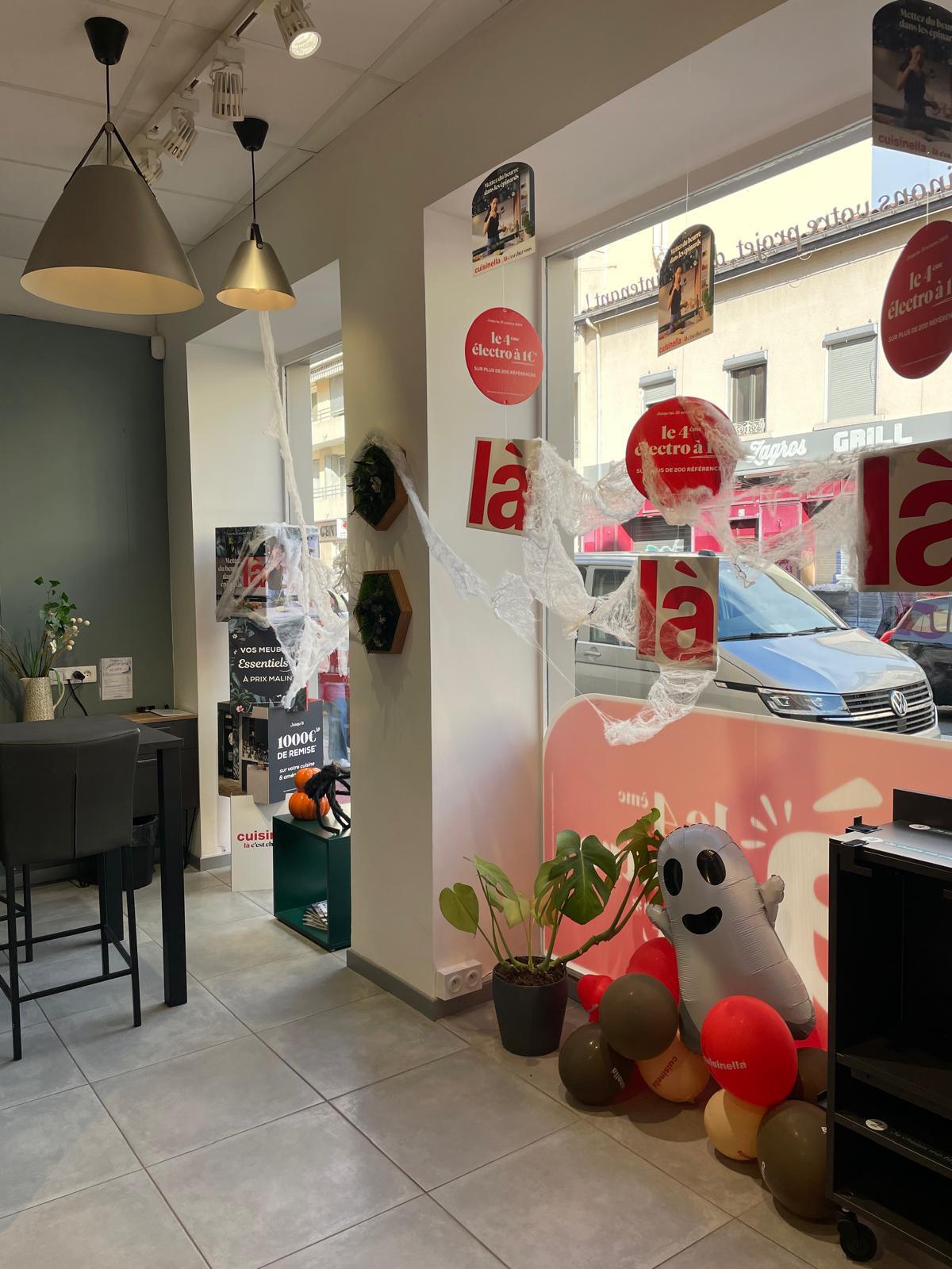 Les vitrines des commerces de Monplaisir aux couleurs d'Halloween part.1 Les vitrines des commerces de Monplaisir aux couleurs d'Halloween part.1