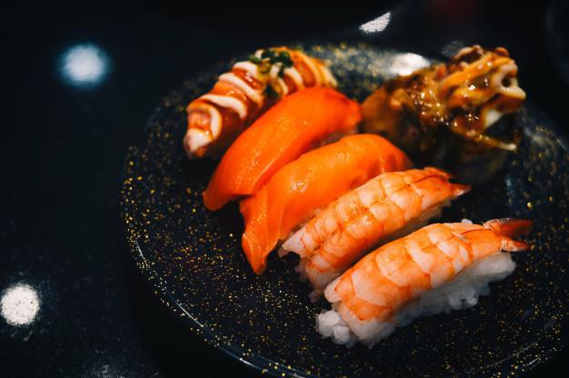 comida-japonesa-sushi-ebi-nigiri-sake-nigiri_47809-16