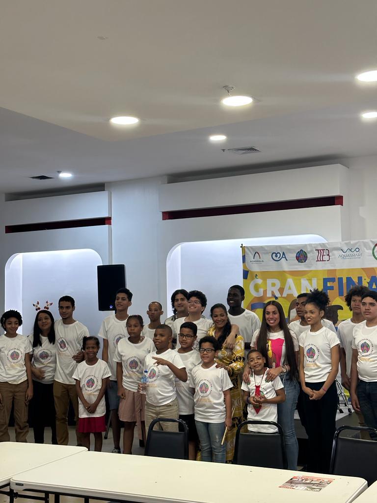 Influencer y empresaria Jennifer Fungenzi se involucra en labores sociales en República Dominicana 