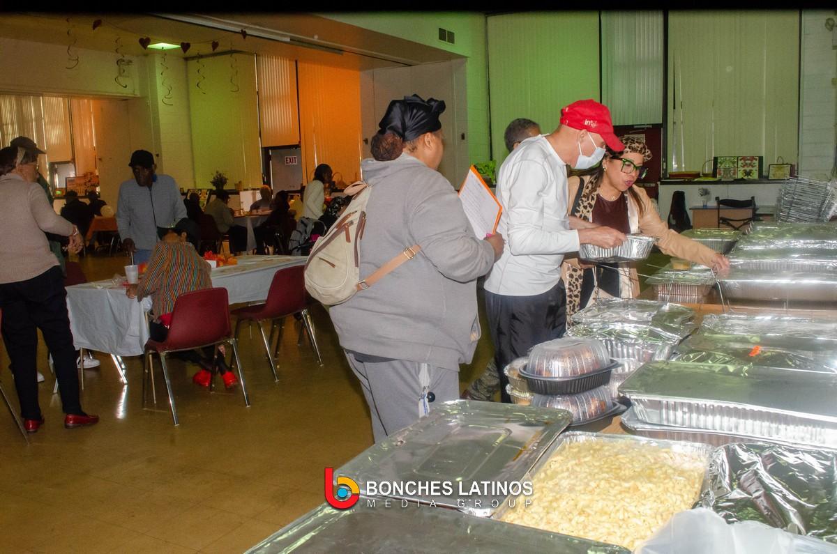 "Unión y Solidaridad: SOTO SUBLIMATION y ALEGRIA CIGAR Brindan Cena y Pavos a la Comunidad del Bronx"