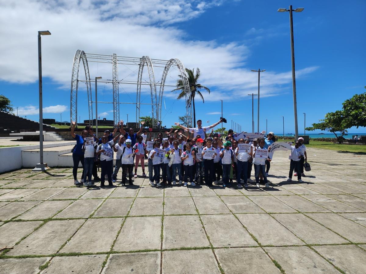 El británico Callum Bates recauda fondos caminando de Santo Domingo a Puerto Plata para fortalecer la educación