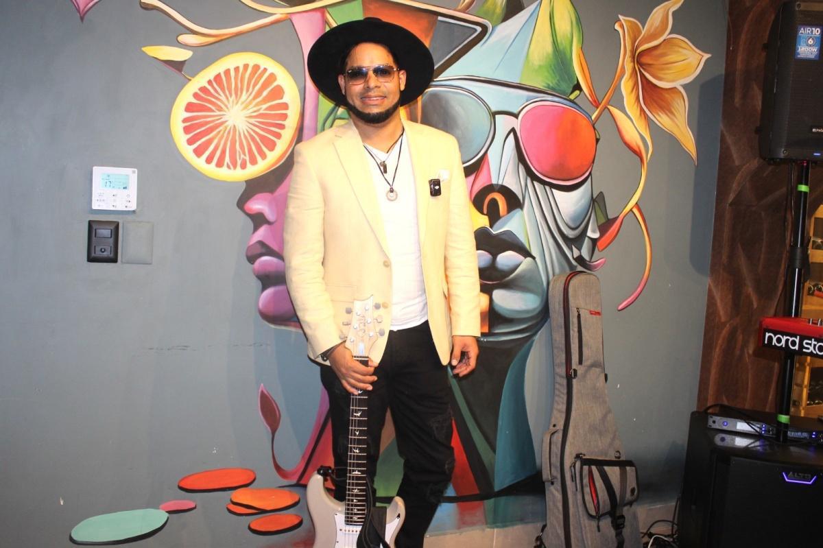 Rioz, cantautor que viene a conquistar la plaza dominicana con la calidad y originalidad de su música
