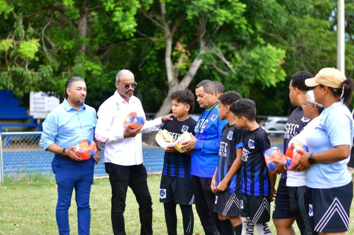 INEFI fortalece el desarrollo del fútbol formativo con entrega de balones a la Academia San Francisco Fútbol Club