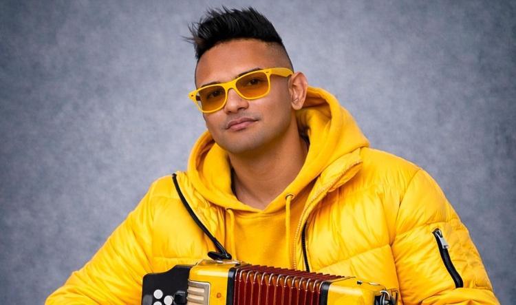 Adid reinventa “Café con ron” a ritmo de merengue típico