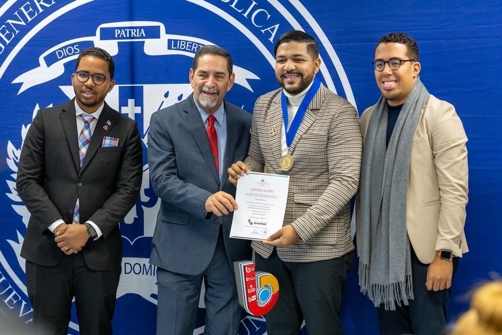 Entrega reconocimientos a jóvenes destacados en el exterior en Premio Nacional de la Juventud 2023 NY (1)