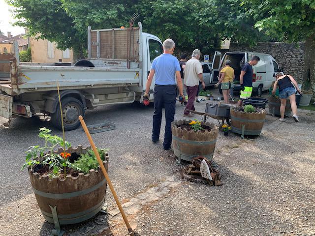 Opération nettoyage et plantations dans le bourg Opération nettoyage et plantations dans le bourg