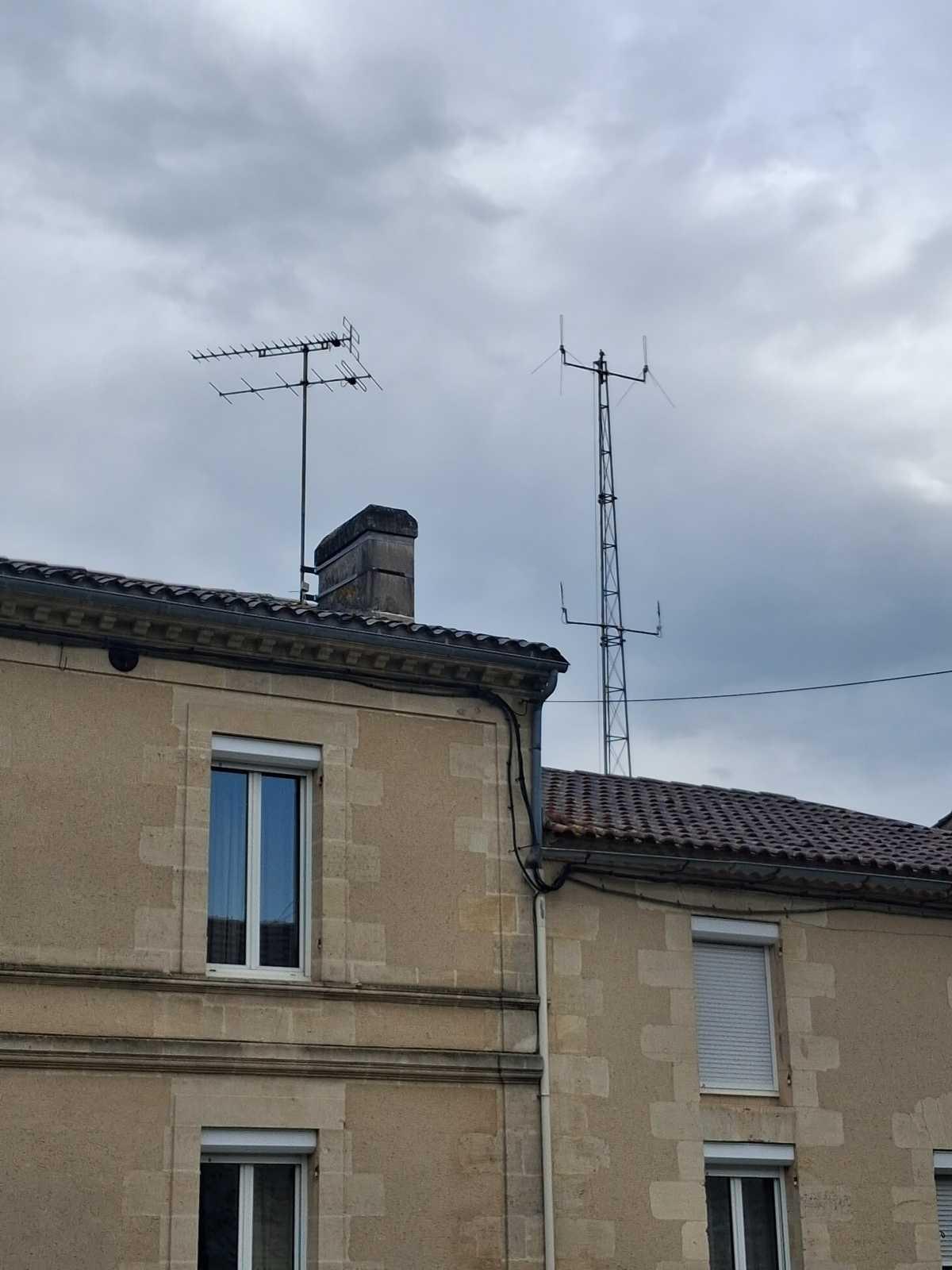 Enlèvement de l'antenne de la caserne Enlèvement de l'antenne de la caserne