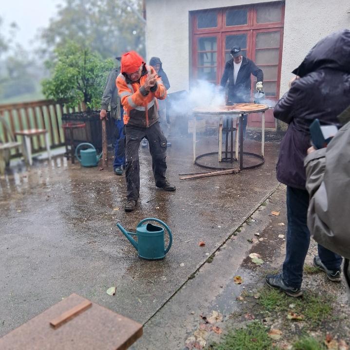 Charrette de Lauzès... quand tout le monde participe....
