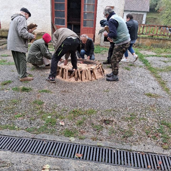 Charrette de Lauzès... quand tout le monde participe....