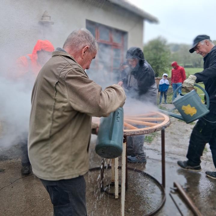 Charrette de Lauzès... quand tout le monde participe....