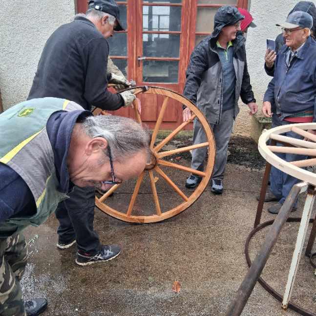 Charrette de Lauzès... quand tout le monde participe....