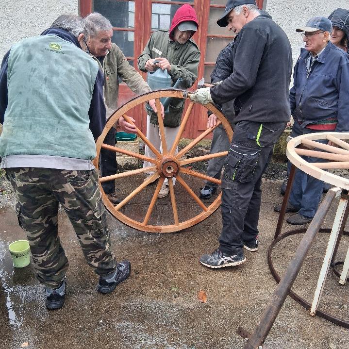 Charrette de Lauzès... quand tout le monde participe....