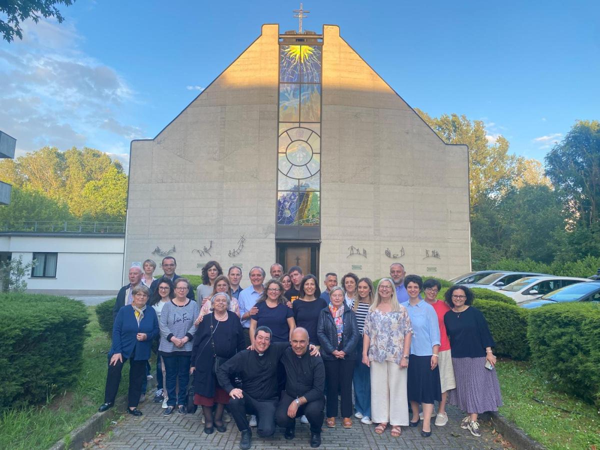 Don Giuseppe Carrieri ed Eliana Gattullo in visita presso la comunità di Pavia Don Giuseppe Carrieri ed Eliana Gattullo in visita presso la comunità di Pavia