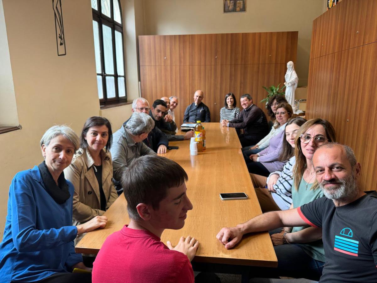 Don Giuseppe Carrieri ed Eliana Gattullo in visita presso la comunità di Pavia Don Giuseppe Carrieri ed Eliana Gattullo in visita presso la comunità di Pavia