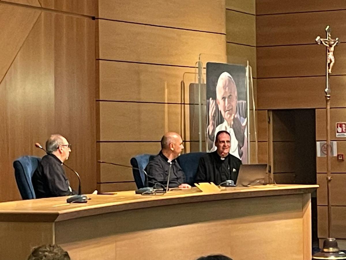 "Erano un cuor solo e un'anima sola". Gli esercizi spirituali a San Giovanni Rotondo dei consacrati Servi della Sofferenza "Erano un cuor solo e un'anima sola". Gli esercizi spirituali a San Giovanni Rotondo dei consacrati Servi della Sofferenza