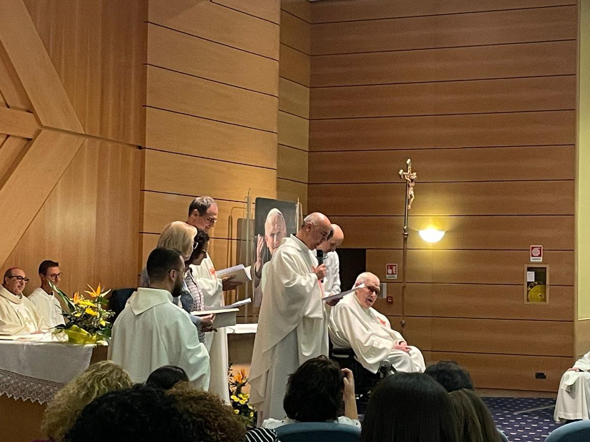 "Erano un cuor solo e un'anima sola". Gli esercizi spirituali a San Giovanni Rotondo dei consacrati Servi della Sofferenza "Erano un cuor solo e un'anima sola". Gli esercizi spirituali a San Giovanni Rotondo dei consacrati Servi della Sofferenza
