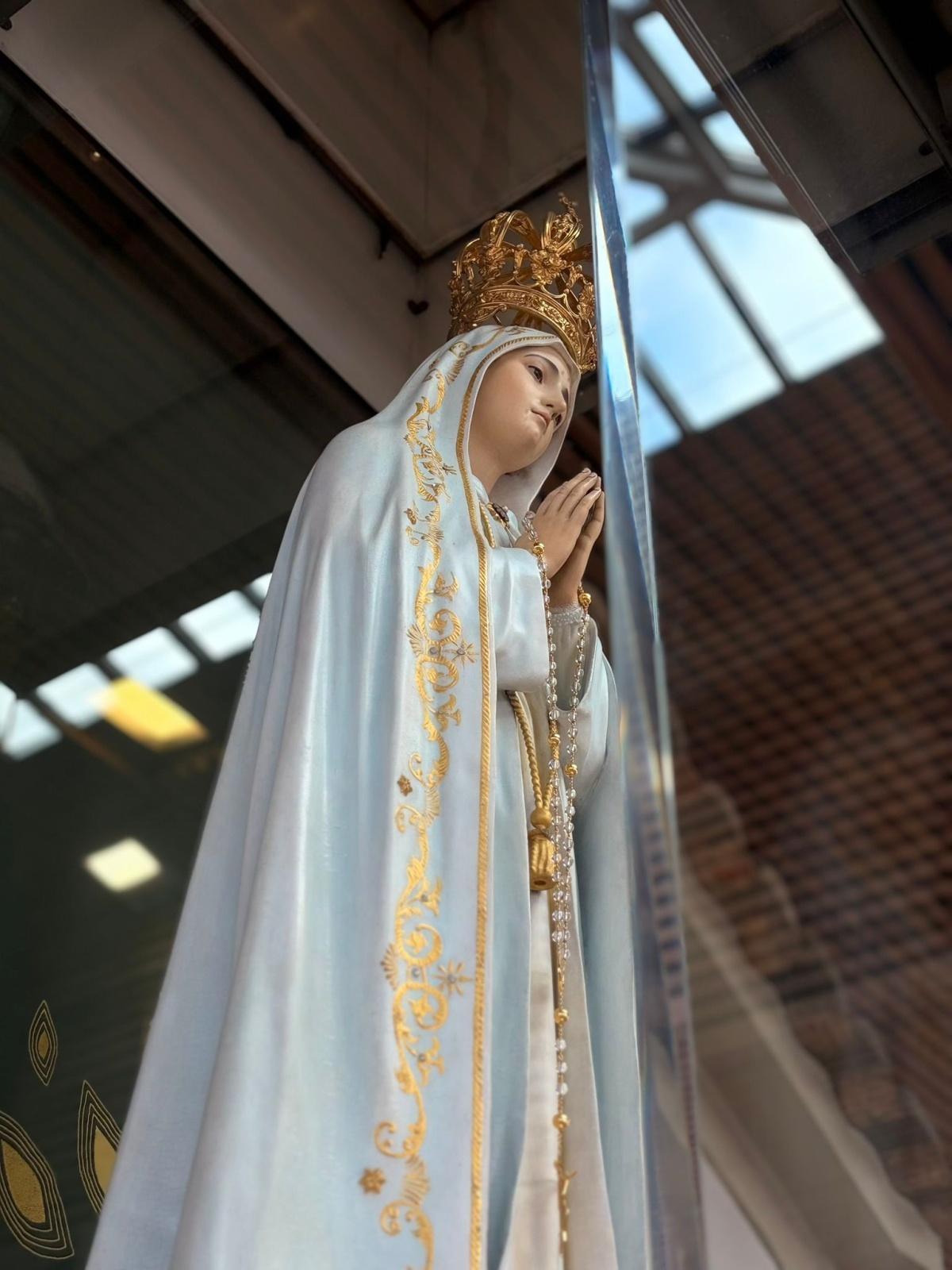 130 Servi della Sofferenza zu Füssen der Madonna von Fatima 130 Servi della Sofferenza zu Füssen der Madonna von Fatima