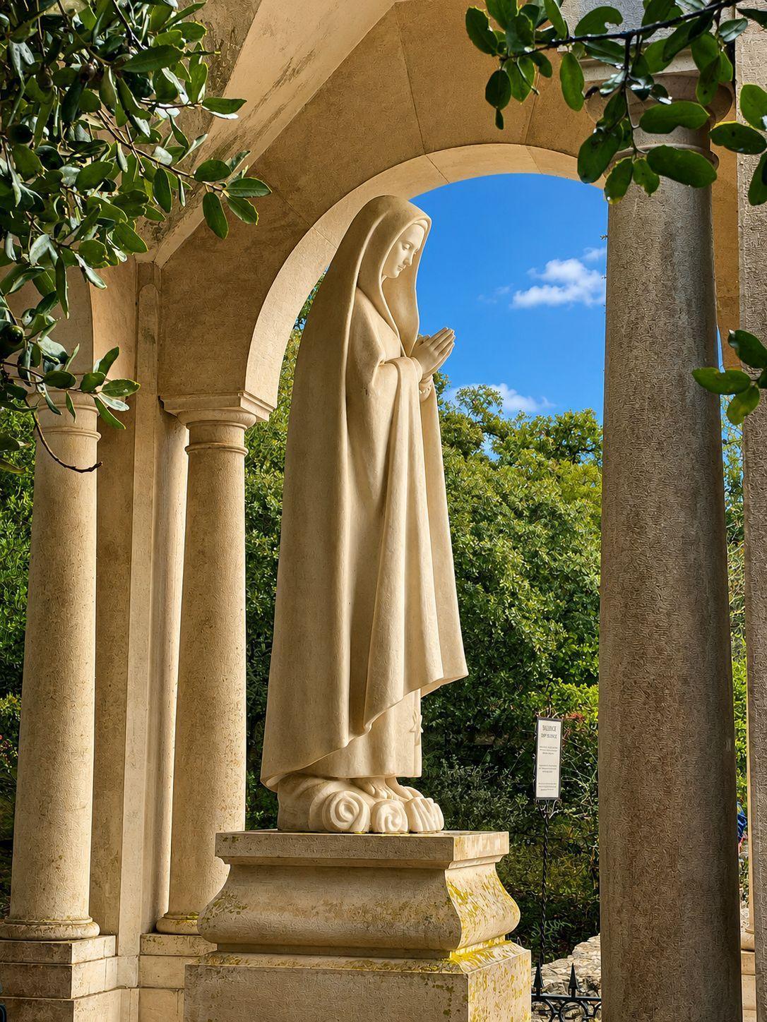 130 Servi della Sofferenza zu Füssen der Madonna von Fatima