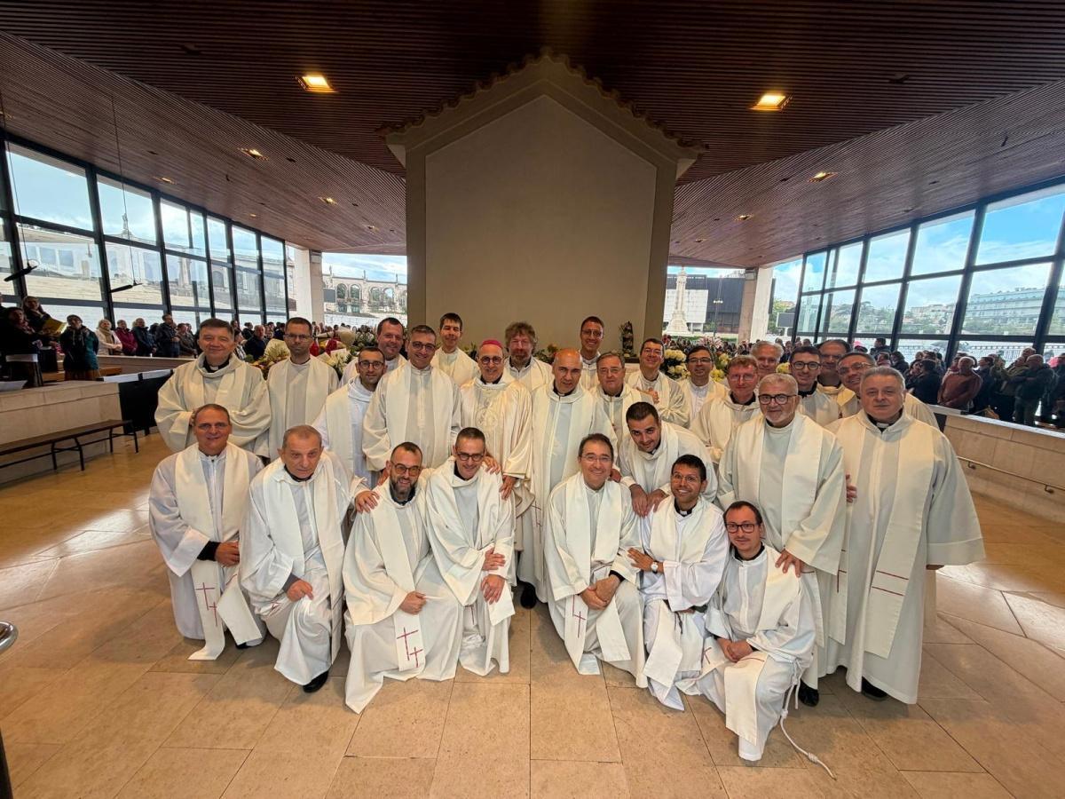 130 Servi della Sofferenza zu Füssen der Madonna von Fatima 130 Servi della Sofferenza zu Füssen der Madonna von Fatima