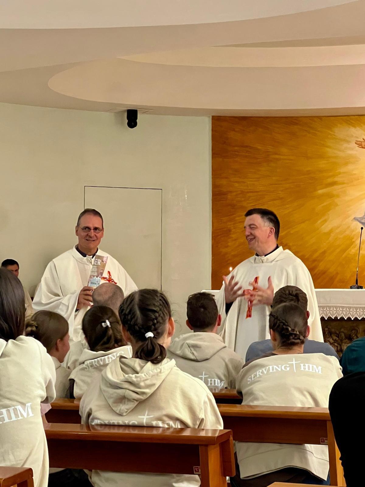 Giovani in pellegrinaggio ad Assisi e San Giovanni Rotondo: sei giorni di fede e amicizia Giovani in pellegrinaggio ad Assisi e San Giovanni Rotondo: sei giorni di fede e amicizia